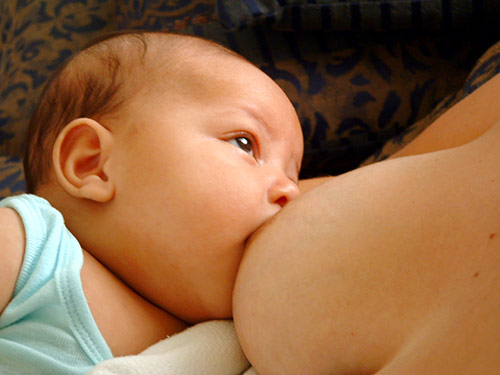 baby breastfeeding pregnant